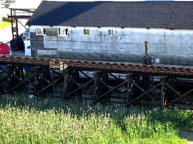 rail trellis with warehous